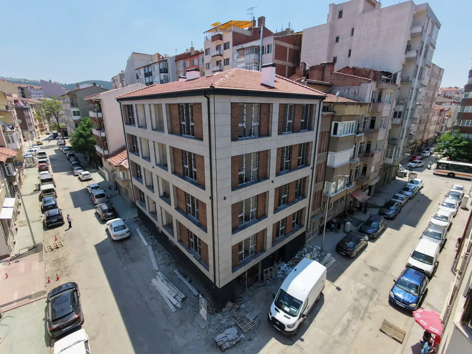 Başarı İnşaat — devam eden çalışmalardan bina cephesi